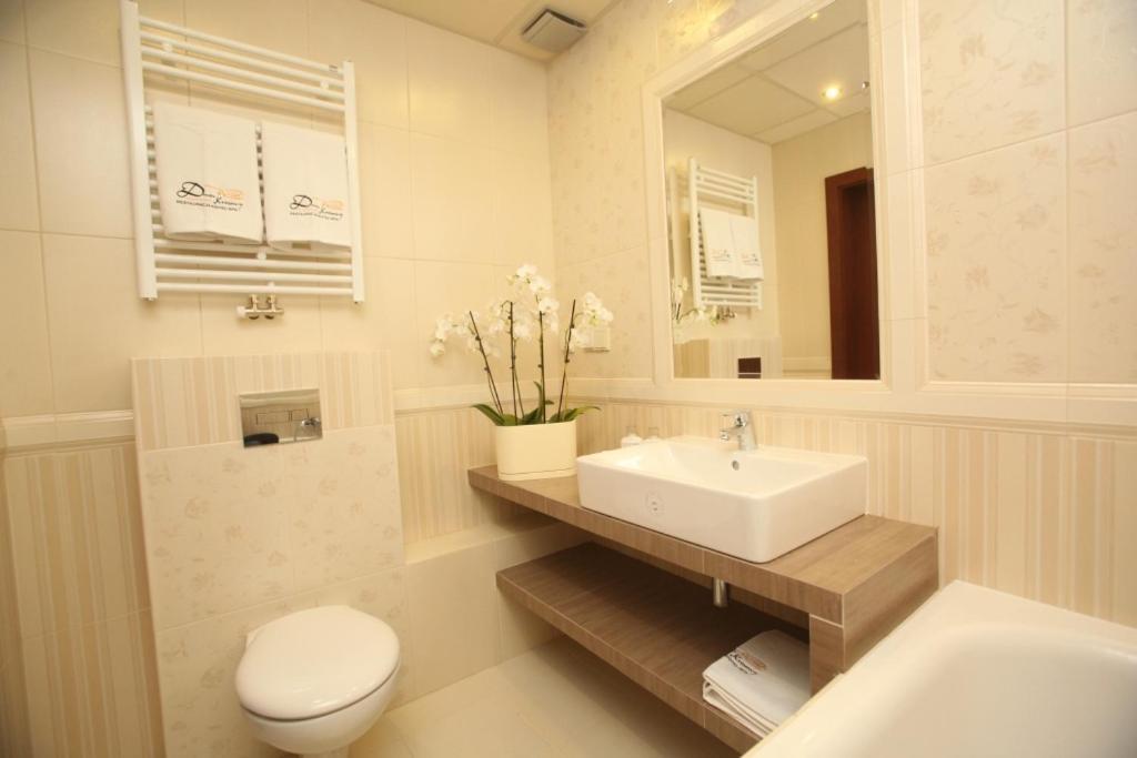 Hotel Dwór Kresowy Radymno Habitación foto