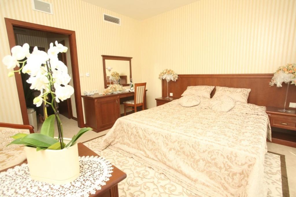Hotel Dwór Kresowy Radymno Habitación foto